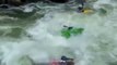 Un kayakiste piégé dans les rapides sur le point de se noyer.