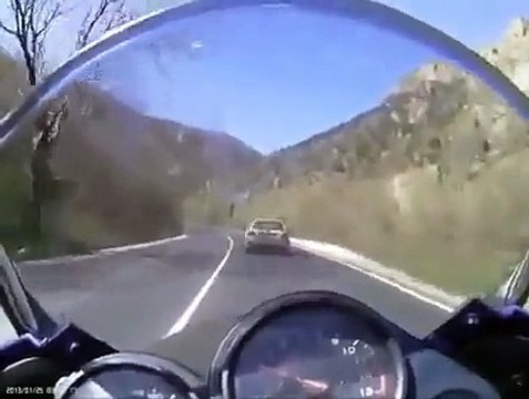 Un chauffard empeche un motard de le doubler et le percute