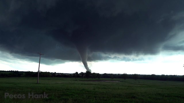 LOUD TORNADO RIPS ROOF OFF HOUSE - Deadly EF4 Wynnewood Oklahoma Tornado Video in 4K