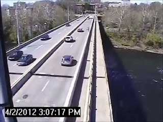 Une voiture renverse un vélo et prend la fuite