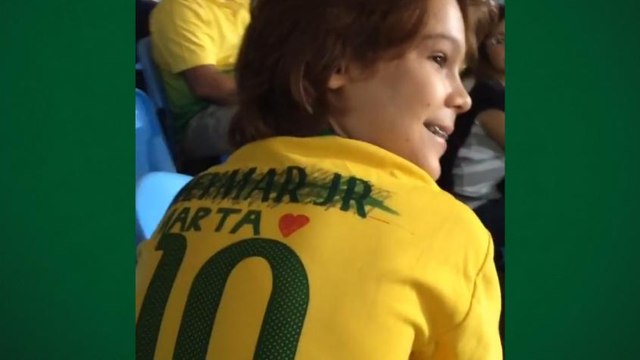Garoto risca o nome de Neymar e escreve o de Marta em camisa da seleção