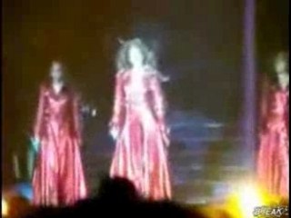 Beyonce cade durante concerto