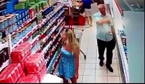 Incroyable ! Un gros pervers profite de linattention d'une femme dans un supermarch pour photograp