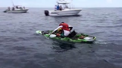 Il fait du kayak en mer et il tombe sur un requin !