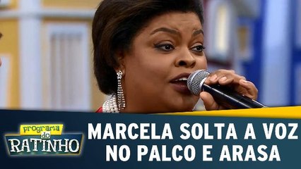 Marcela solta a voz no palco e arrasa