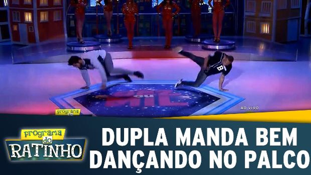 Dupla manda bem dançando no palco