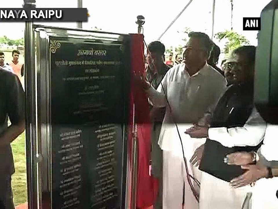 Raman Singh inaugurates 'Aamcho Bastar' exhibition