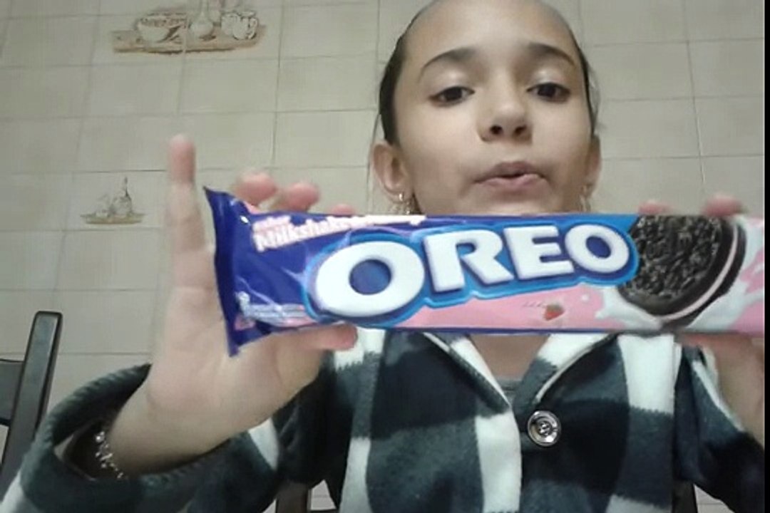 Provando biscoito OREO milkshake de morango novo sabor amei!!!