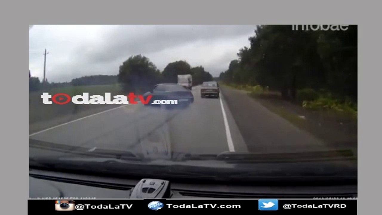 Terrible choque frontal en Rusia: salieron despedidos y los atropelló otro auto-Video