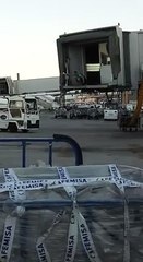 Le passager d'un avion court sur le tarmac pour rattraper son vol