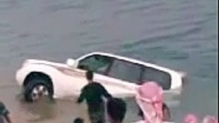 سيارة تطلع من البحر