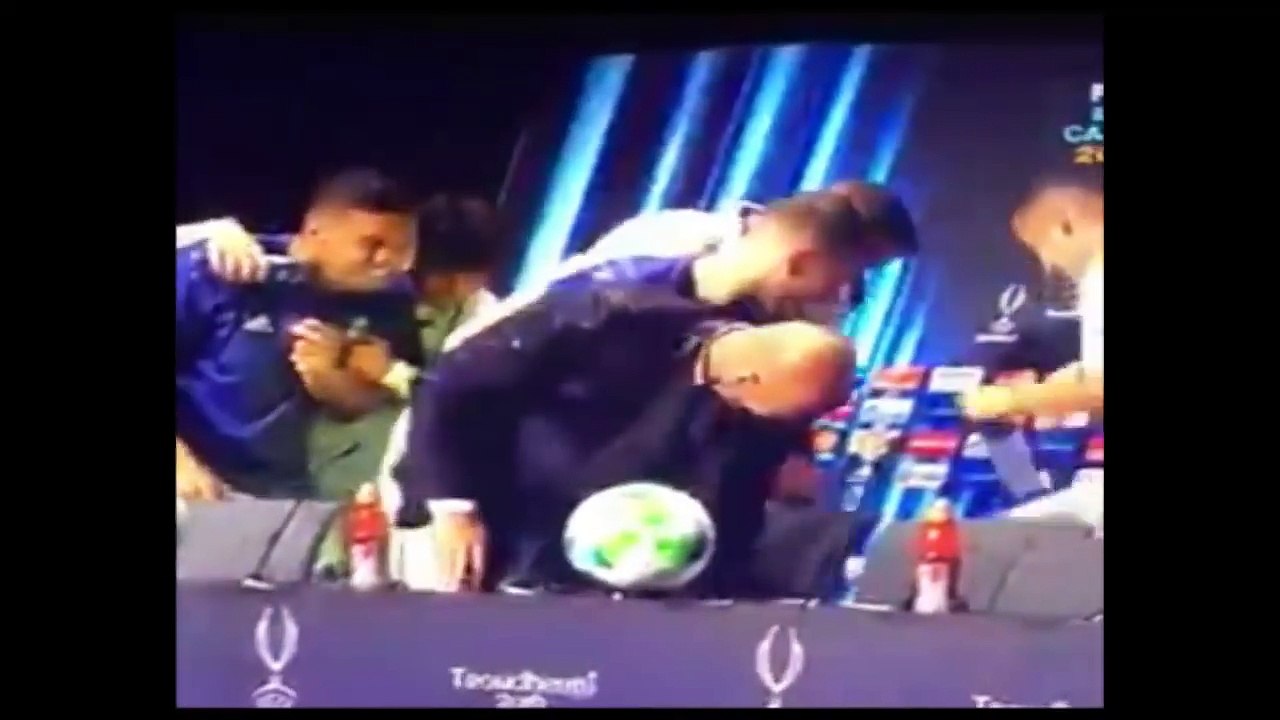 LOS JUGADORES INTERRUMPEN LA RUEDA DE PRENSA DE ZIDANE PARA CELEBRAR _ Real Madr