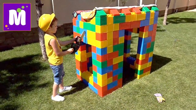 Макс строит Домик из большого конструктора Катается на тракторе машинке с прицепом и бензопила наше новое видео 2016