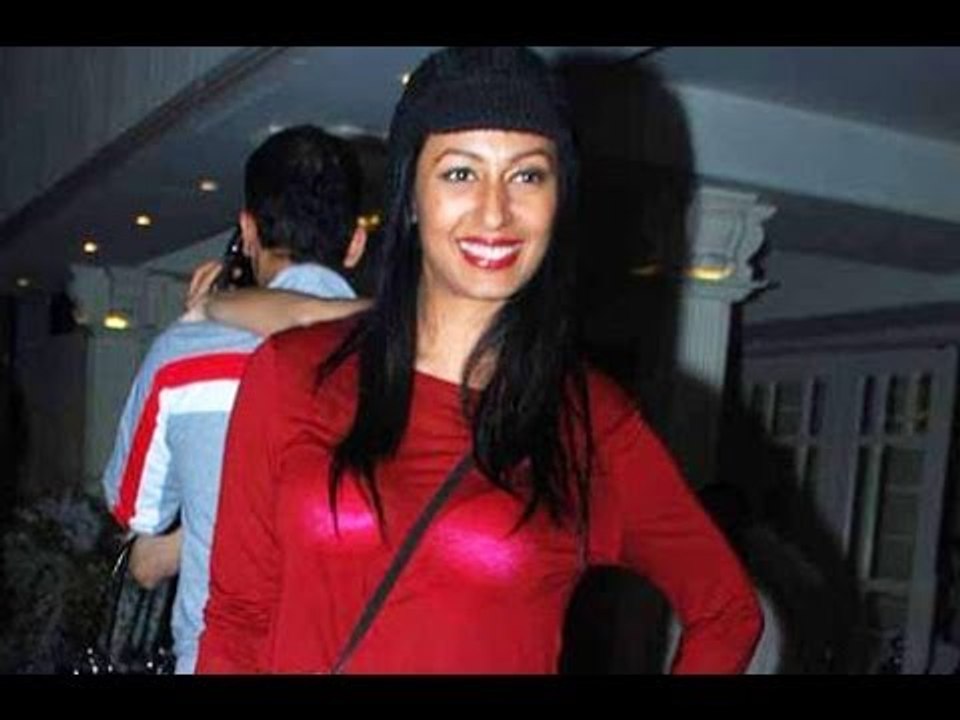 Kashmira Shah Exposes BRA! Transparent Top Wardrobe Malfunction!
