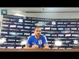 Meia Danilo comemora renovação de contrato com o Corinthians