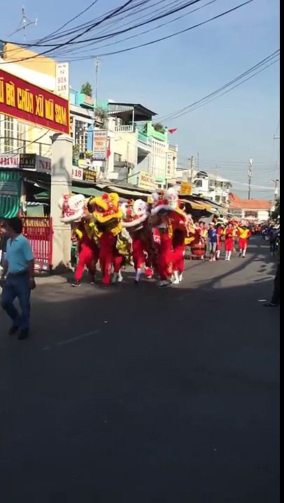 Múa lân lên cúng chùa bà 29 tết 2016
