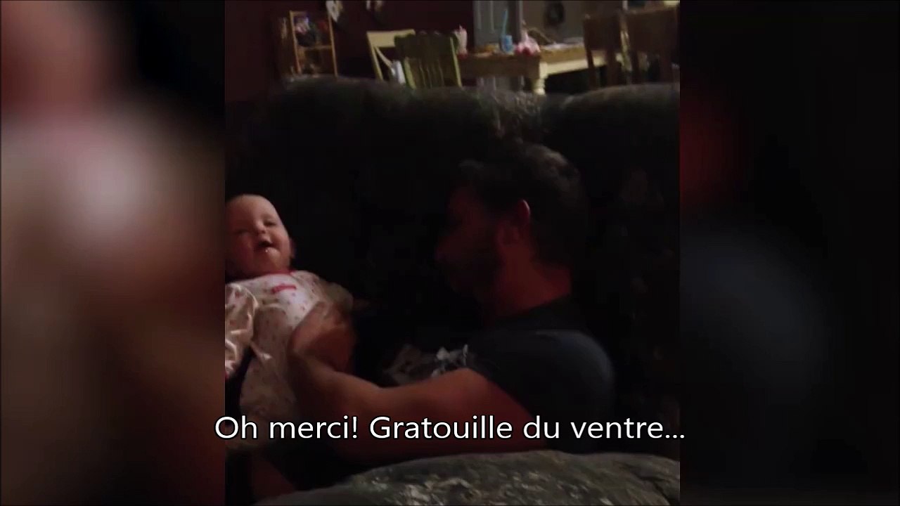 Quand bébé fait des grattouilles sur le ventre de papa! Trop mignon