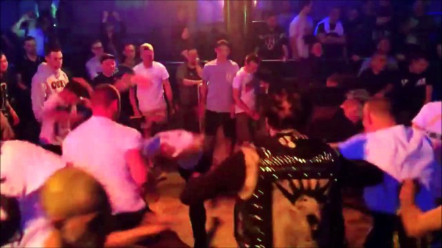 Mosh Pit Fail! Il tente le slam et s'écrase comme une merde