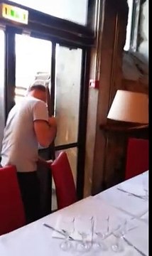 Chaque jour, il fait peur à son cuistot ! Sa réaction est à mourir de rire !