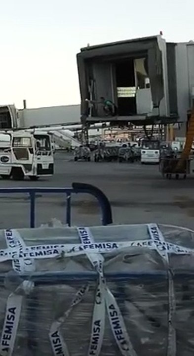 Ce passager court sur la piste pour rattraper l'avion qu'il vient de rater! Dingue