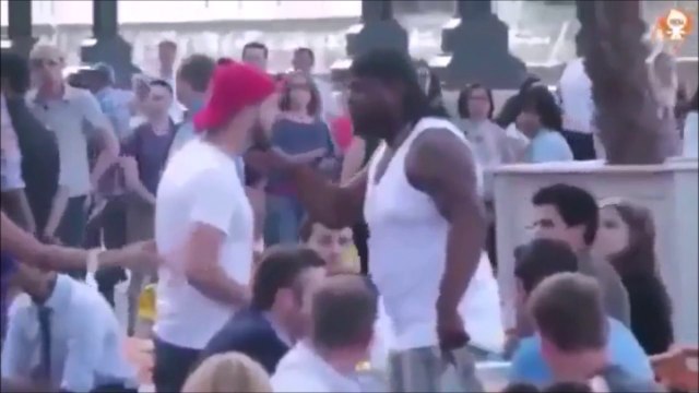 Un gros costaud mis KO pour avoir malmené la copine de cet homme