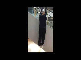 qui veut essayer d'accrocher dans l'escalator
