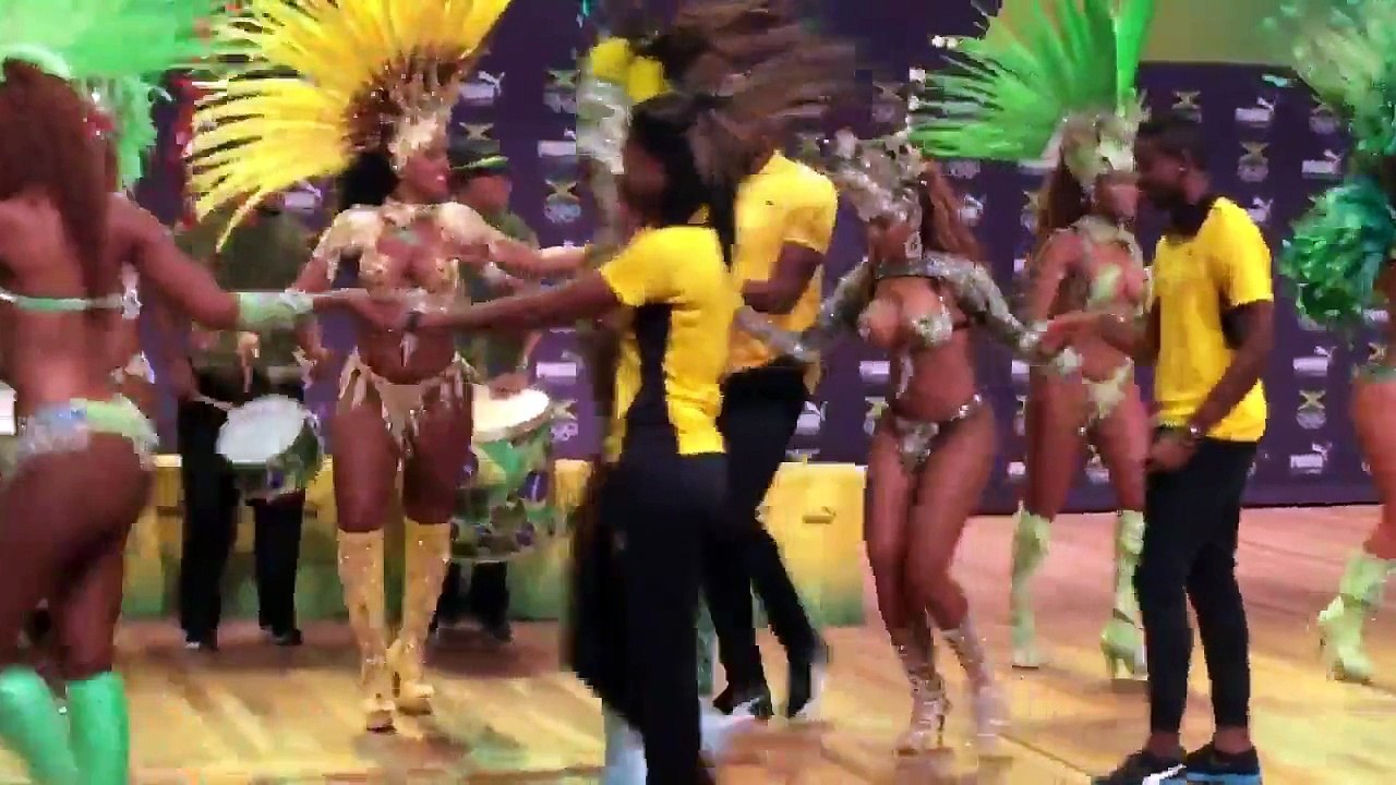 Usain Bolt danse la samba en conférence de presse