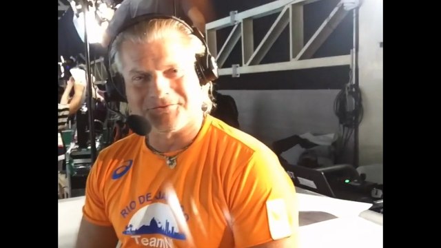 Philippe Lucas pisse sur les lunettes d'un journaliste