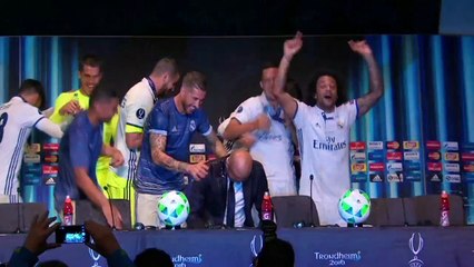 Zidane aspergé de champagne par ses joueurs
