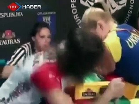 Bilek güreşi yaparken insanlıktan çıkan kız