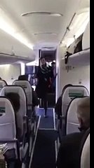 Çılgın hostes yolcuları coşturuyor