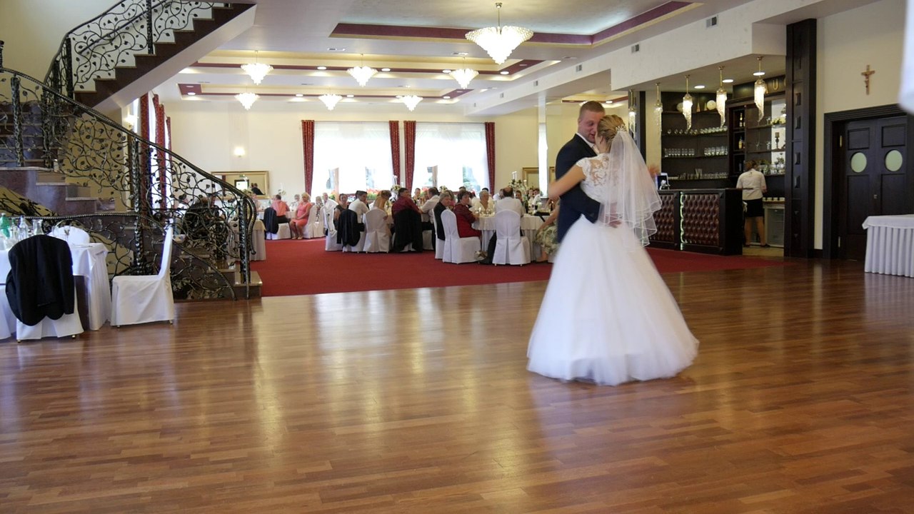 SVADBA - prvý mladomanželský tanec (Reštaurácia - Hučava) - kameraman na svadbu - Robo Video - first dance wedding