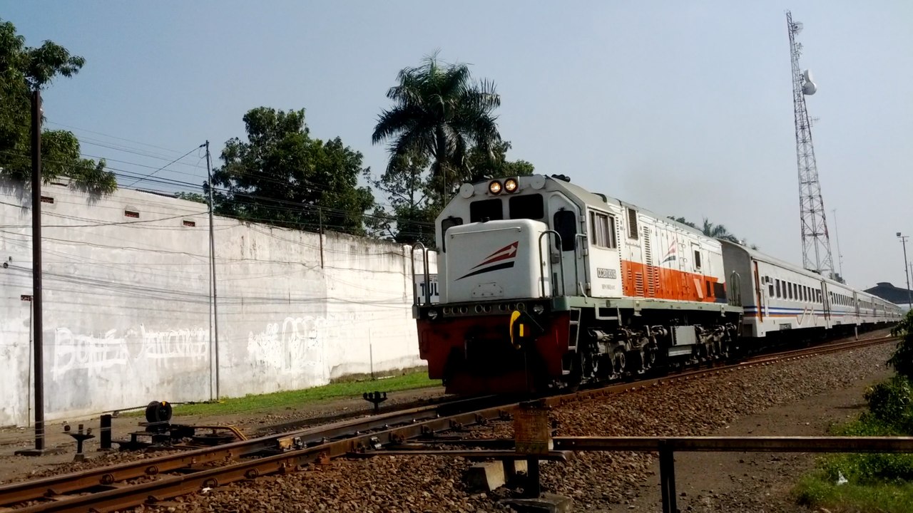 Kereta Api RAPIH DOHO KA 442 Lokomotif CC 201 83 09 Short Hood