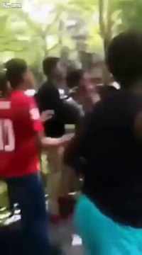 Ce papa sauve sa fille qui se fait frapper par un groupe de jeunes