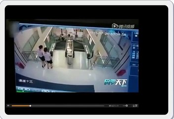Cette femme avalée par un escalator sauve son enfant avant de disparaitre