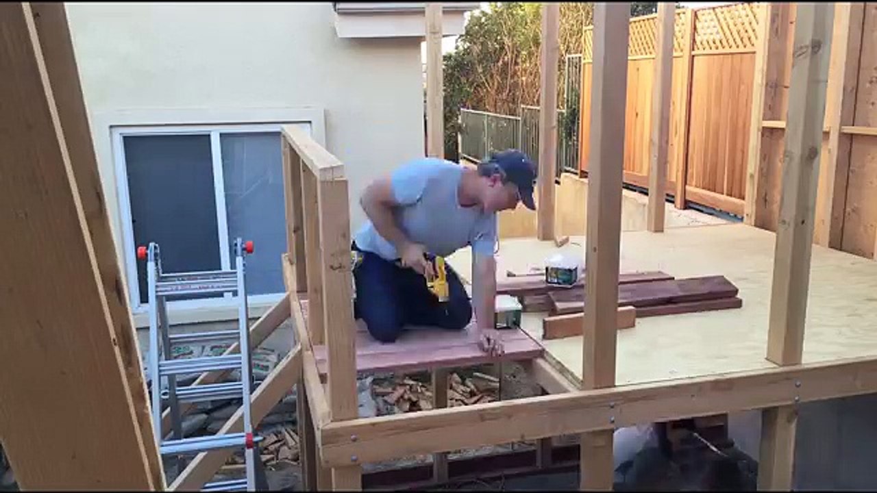 Elle laisse ses filles avec leur papa. Quand la mère découvre ce qui s'est passé dans le jardin? Elle est sous le choc.