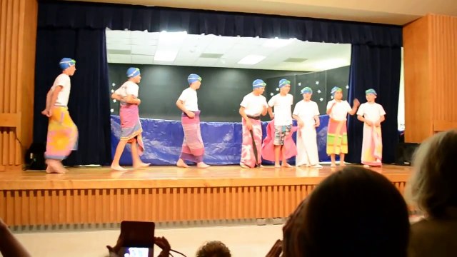 Ces 8 garçons vont présenter un numéro très spécial de nage synchronisée. Découvrez pourquoi des millions d'internautes