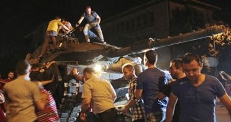 Şehit Babasını 15 Temmuz Marşı Klibinde Görünce Gözyaşlarını Tutamadı