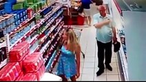 Un pervers pris en flagrant délit en train de prendre une photo sous la robe d’une femme au supermarché