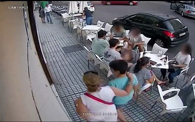 Un balcon s'effondre soudainement sur les clients d'un café