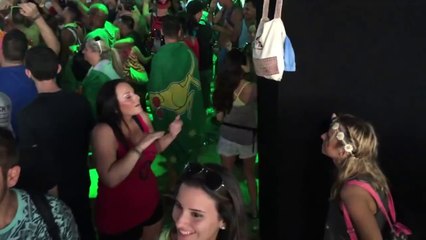 Elle traduit une chanson en language des signes pour son amie sourde