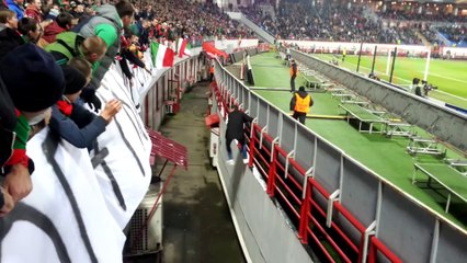 Un supporter de foot s'incruste sur la pelouse et réussi à revenir dans les tribunes de manière héroïque!