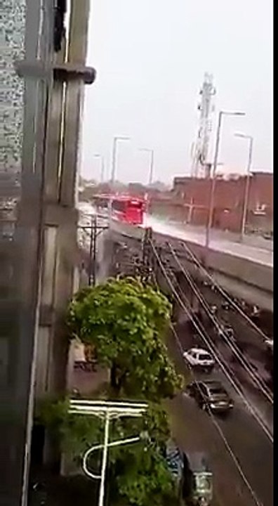 Barish ke bad metro bus ke manazir