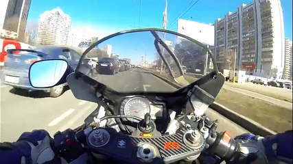 Un motard complètement débile roule à 140 km/h et se se crash !