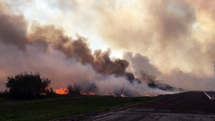 Incendie à Fos : les flammes atteignent les cuves de la zone industrielle