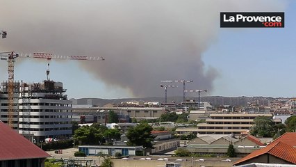 Feu à Vitrolles : un nuage de fumée surplombe Marseille