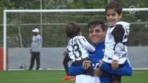 Jogadores do Corinthians recebem filhos no CT em ação de Dia dos Pais