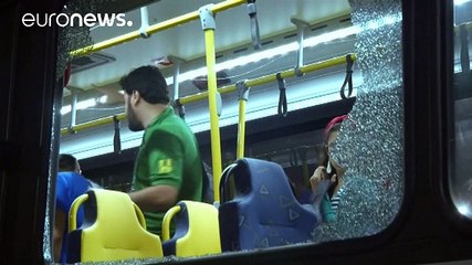 Un autobús con periodistas recibe varios impactos en Rio de Janeiro