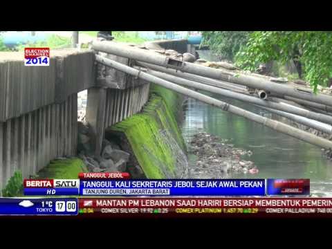 Tanggul Kali Sekretaris di Tanjung Duren Jebol