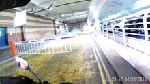 Un motard veut empêcher des jeunes de voler un vélo et se fait frapper